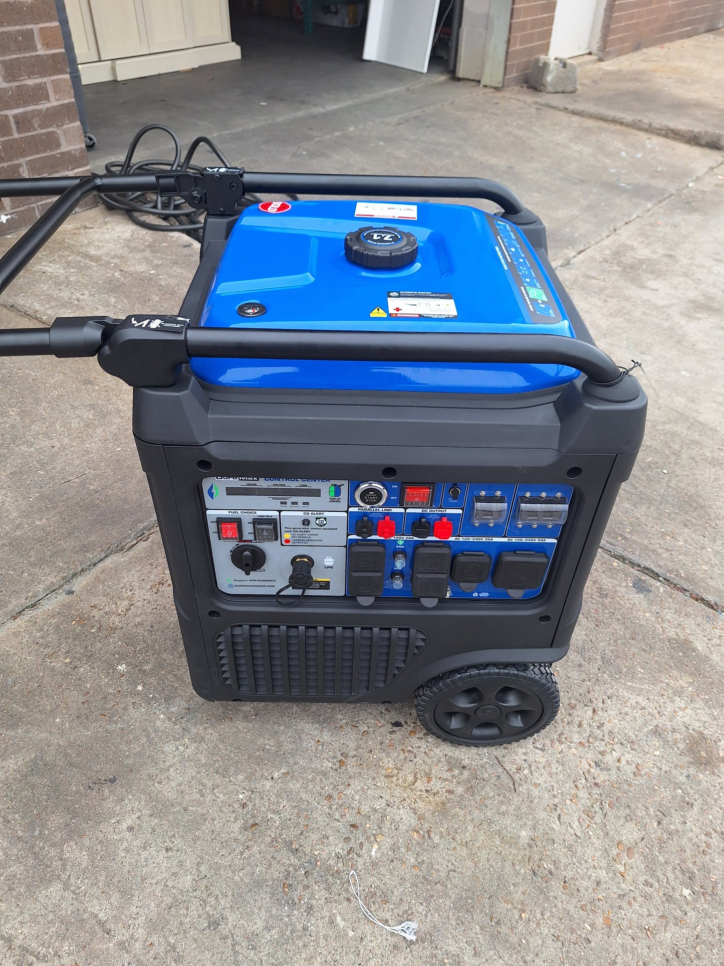 DUROMAX
11,000 Watt Remote Start Portable Dual Fuel Home Backup Inverter Generator w/CO Alert