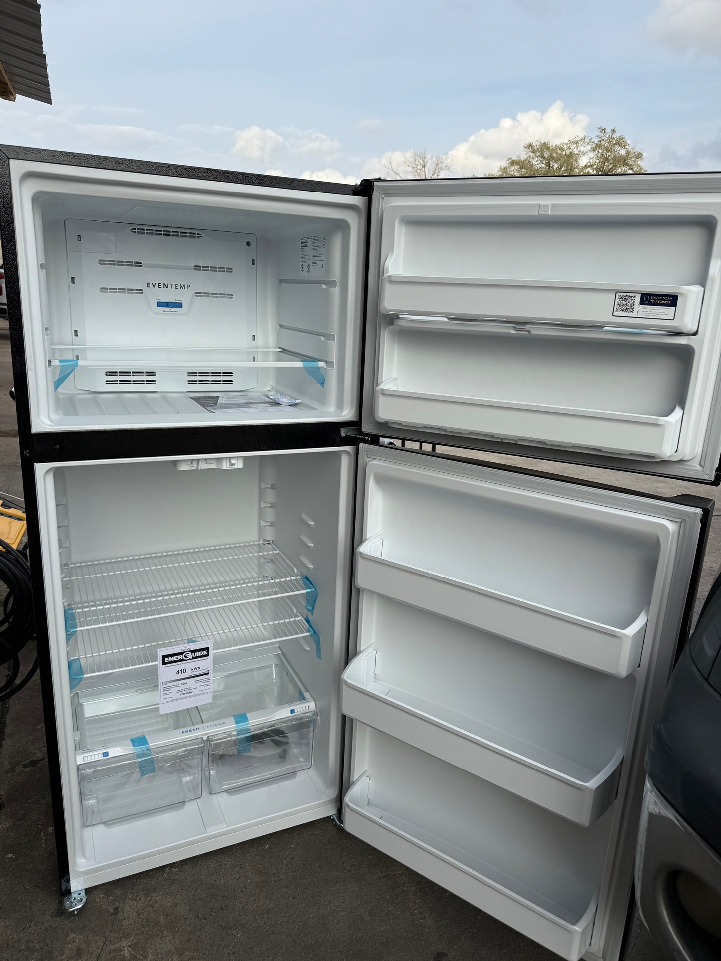 Frigidaire 18.3-cu ft Standard-Depth 30-in Wide Top-Freezer Refrigerator ( Black