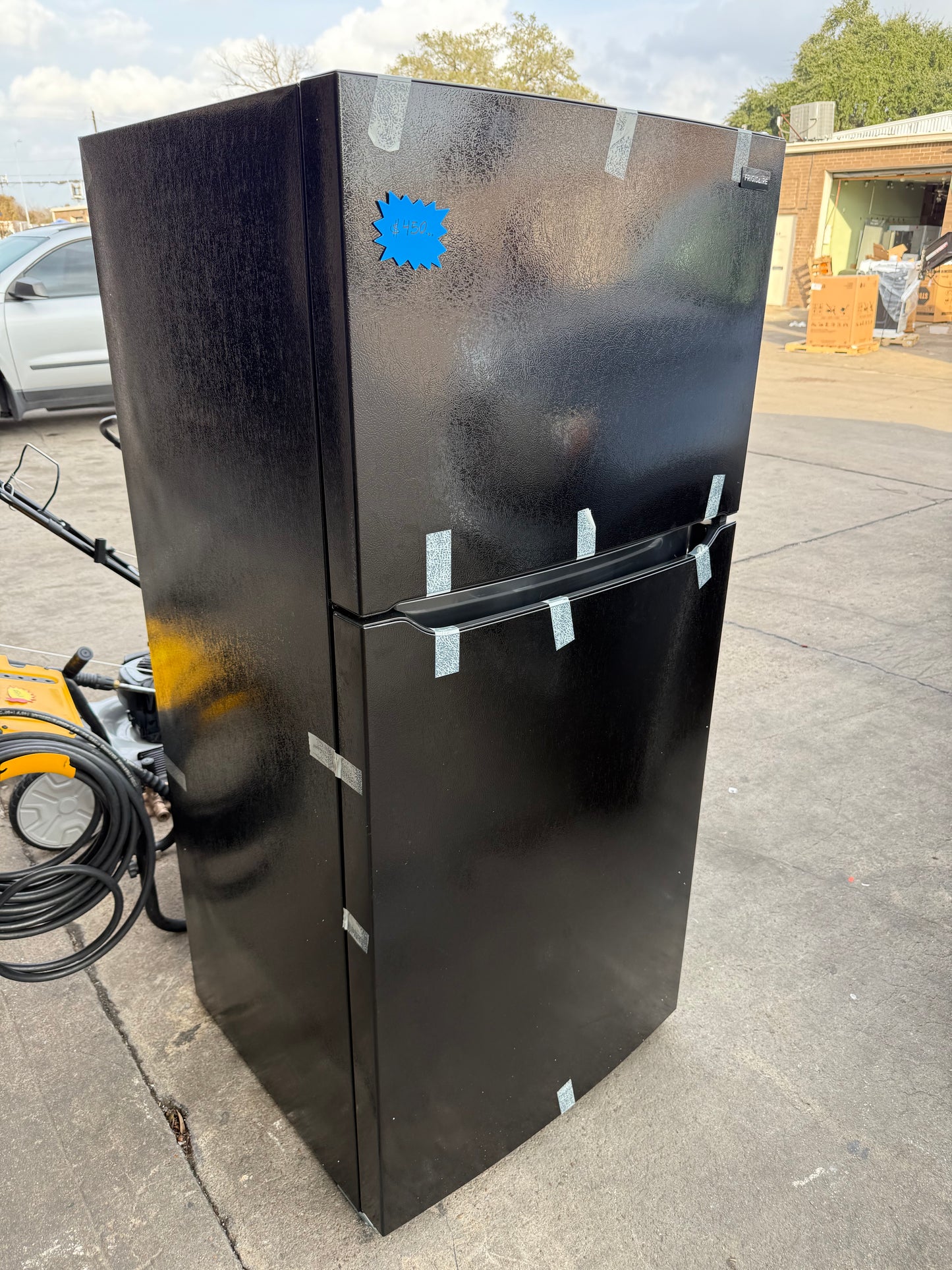 Frigidaire 18.3-cu ft Standard-Depth 30-in Wide Top-Freezer Refrigerator ( Black