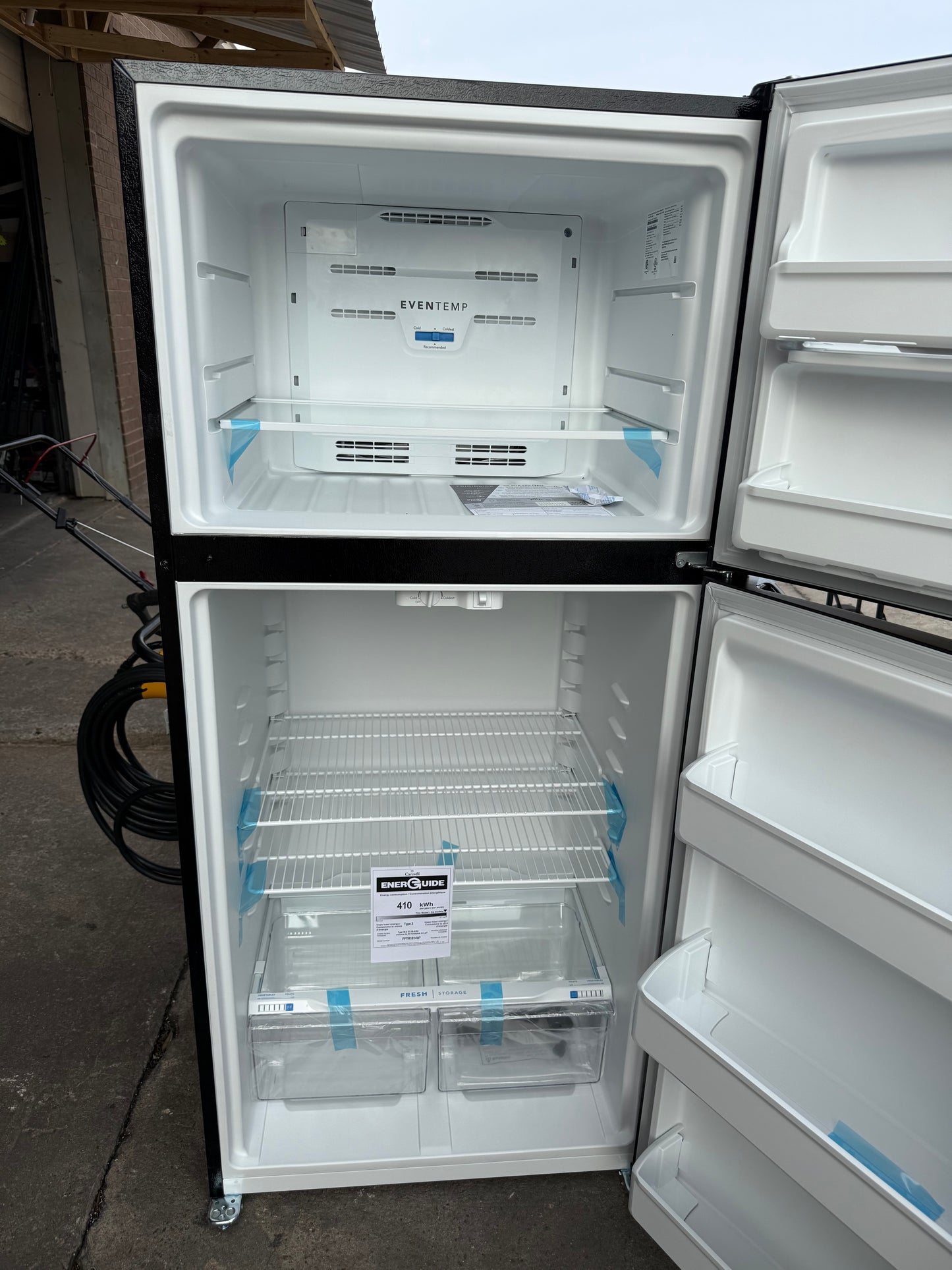 Frigidaire 18.3-cu ft Standard-Depth 30-in Wide Top-Freezer Refrigerator ( Black